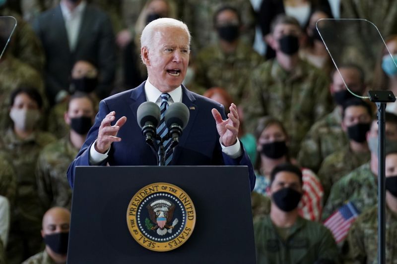 © Reuters. U.S. President Joe Biden delivers remarks to U.S. Air Force personnel and their families stationed at  RAF Mildenhall, ahead of the G7 Summit, near Mildenhall, Britain June 9, 2021. REUTERS/Kevin Lamarque