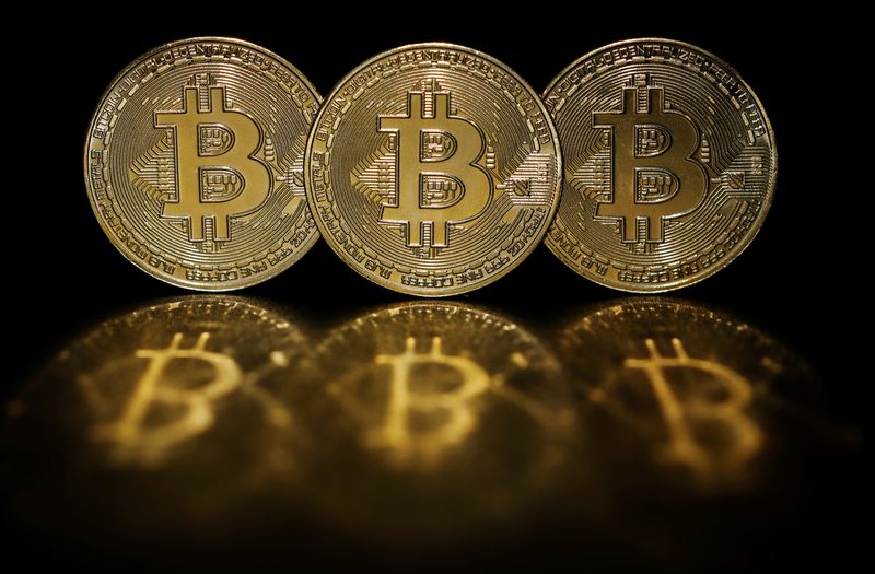 &copy; Reuters. FILE PHOTO: Representations of cryptocurrency Bitcoin are seen in this picture illustration taken June 7, 2021. REUTERS/Edgar Su/Illustration
