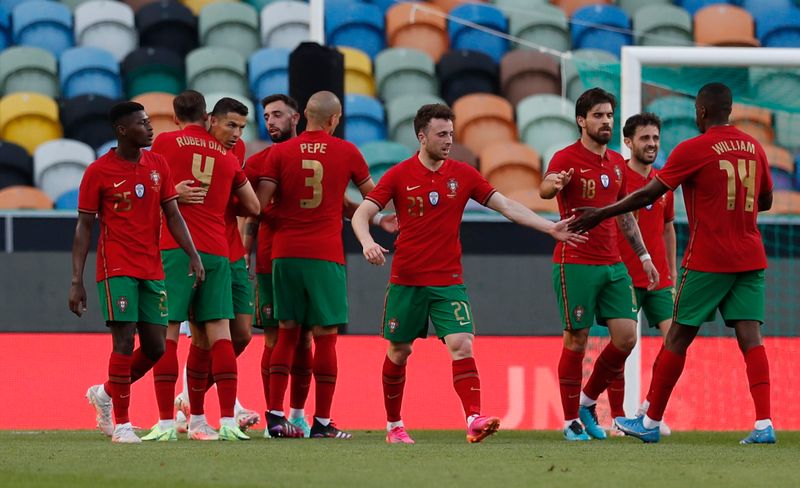 &copy; Reuters. Los jugadores de la selección de Portugal celebran uno de los goles en el triunfo sobre Israel en un partido amistoso antes de la Eurocopa, Estadio José Alvalade, Lisboa, Portugal - Junio 9, 2021 REUTERS/Pedro Nunes