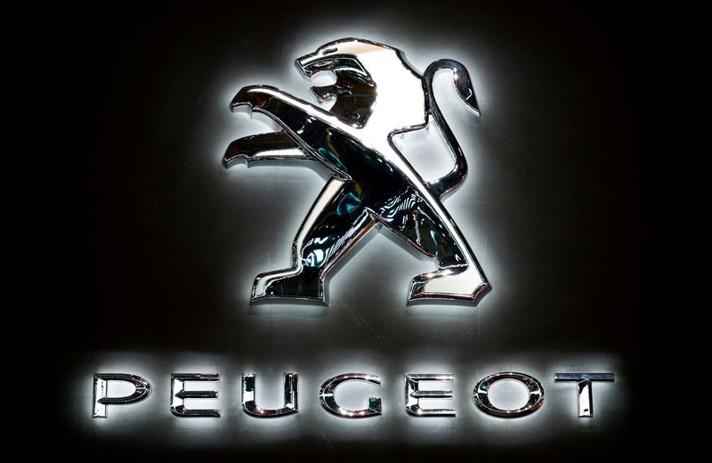 &copy; Reuters. FILE PHOTO: The logo of French car manufacturer Peugeot is seen at Brussels Motor Show, Belgium January 9, 2020. REUTERS/Francois Lenoir/File Photo
