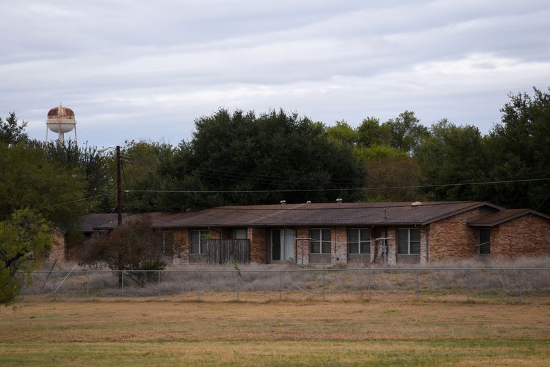 © Reuters. FILE PHOTO: Abandoned houses are seen in the Medina Annex at Joint Base San Antonio - Lackland in San Antonio, Texas, U.S. November 8, 2019. REUTERS/Callaghan O'Hare