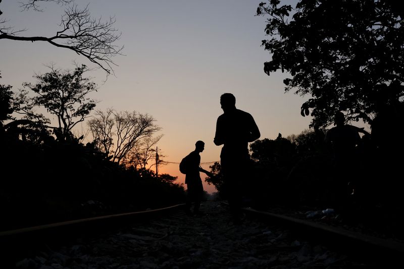 &copy; Reuters. IMAGEN DE ARCHIVO. Un grupo de migrantes centroamericanos descansar en una vía ferroviaria en medio de su camino hacia Estados Unidos, en Macuspana, Tabasco, México, Marzo 25, 2021. REUTERS/Carlos Jasso