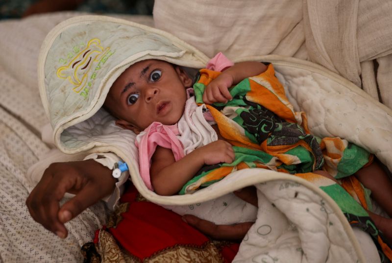 &copy; Reuters. رضيع في قسم الأطفال بمستشفى في بلدة شاير بإقليم تيجراي في إثيوبيا يوم 17 مارس آذار 2021. تصوير: باز راتنر - رويترز.