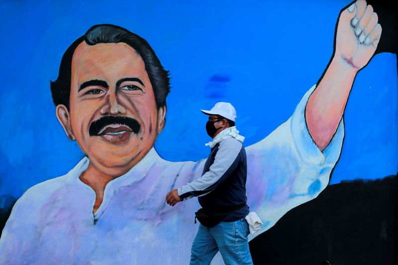 &copy; Reuters. FOTO DE ARCHIVO: Un hombre con una mascarilla camina junto a un mural que representa al presidente de Nicaragua, Daniel Ortega, en Managua, Nicaragua, 30 de marzo de 2020.  REUTERS/Oswaldo Rivas/File Photo