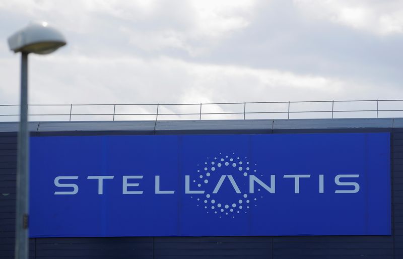 © Reuters. FILE PHOTO: The logo of Stellantis is seen on a company's building in Velizy-Villacoublay near Paris, France, May 5, 2021. REUTERS/Gonzalo Fuentes
