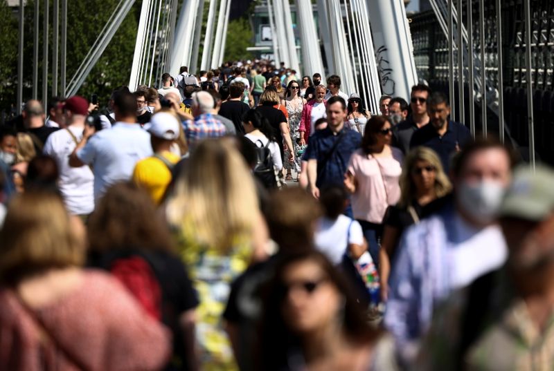 &copy; Reuters. FILE PHOTO: People walk across the Golden Jubilee Bridge during sunny weather, amid the coronavirus disease (COVID-19) outbreak, in London, Britain, June 5, 2021. REUTERS/Henry Nicholls/File Photo