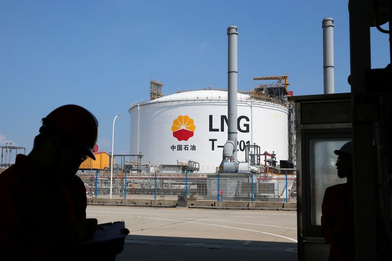 &copy; Reuters. 　６月９日　調査会社ＩＣＩＳエッジは中国が今年、日本を抜いて世界最大の液化天然ガス（ＬＮＧ）輸入国になるとの見通しを示した。写真は２０１８年９月、中国江蘇州南通市２０２１