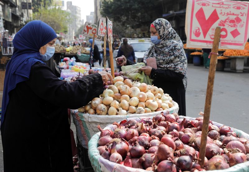 &copy; Reuters. امرأتان تتسوقان في سوق للخضروات يوم 25 فبراير شباط 2021. تصوير: محمد عبد الغني - رويترز.