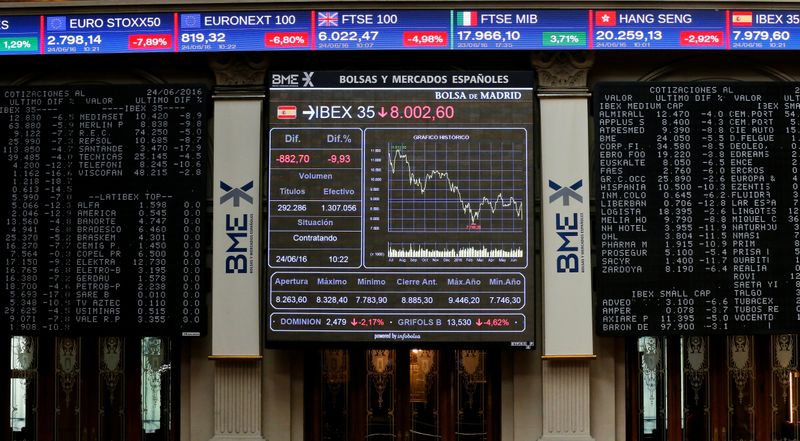 &copy; Reuters. FOTO DE ARCHIVO: Paneles electrónicos con datos de cotización en el interior de la Bolsa de Madrid, España, el 24 de junio de 2016. REUTERS/Andrea Comas