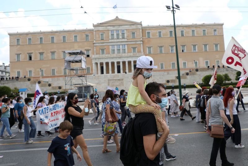 &copy; Reuters. Plusieurs milliers de personnes ont manifesté jeudi à Athènes contre un projet gouvernemental de réforme du code du travail en Grèce qui, selon les syndicats, saperait les droits des salariés et permettrait aux entreprises d'augmenter discrètement 