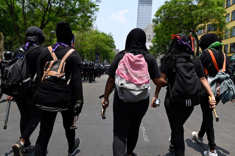 &copy; Reuters. FILE PHOTO: Demonstrators take to the streets during a protest of feminist collectives against the police and the excess of public force used to disperse peaceful protests, in downtown Mexico City, Mexico, May 29, 2021. REUTERS/Mahe Elipe/File Photo