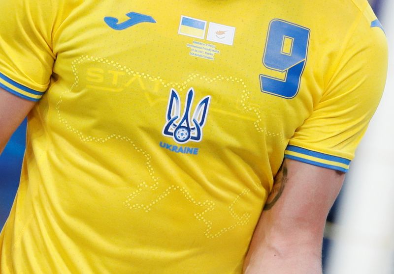 &copy; Reuters. L'UEFA a informé l'Ukraine jeudi qu'elle pouvait conserver sur son maillot de football une carte de son territoire incluant la Crimée mais qu'elle devait en retirer le slogan "Gloire aux héros" en raison de sa connotation politique et militaire. /Photo