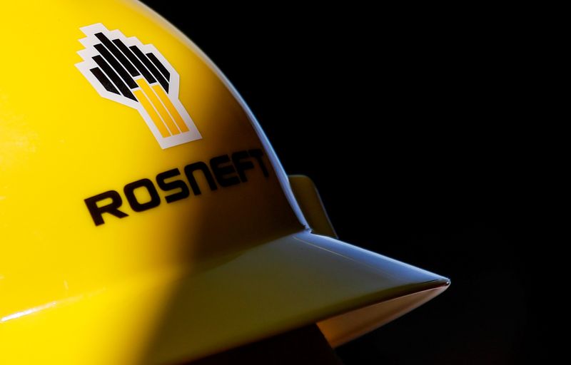 &copy; Reuters. A view shows a helmet with the logo of Rosneft company in Vung Tau, Vietnam April 27, 2018. Picture taken April 27, 2018. REUTERS/Maxim Shemetov