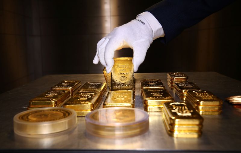 &copy; Reuters. FILE PHOTO:  Gold bars and coins are stacked in the safe deposit boxes room of the Pro Aurum gold house in Munich, Germany,  August 14, 2019. REUTERS/Michael Dalder/File photo