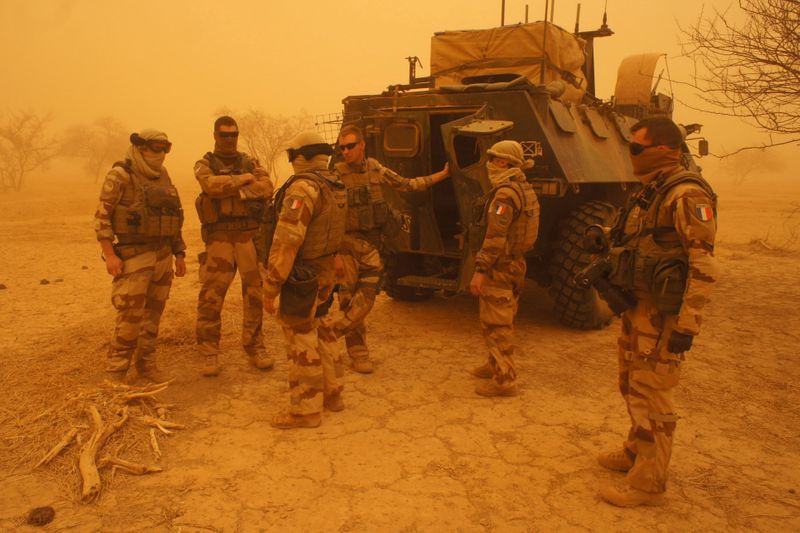 &copy; Reuters. FILE PHOTO: French soldiers from Operation Barkhane stand outside their armored personnel carrier during a sandstorm in Inat, Mali, May 26, 2016.  REUTERS/Media Coulibaly