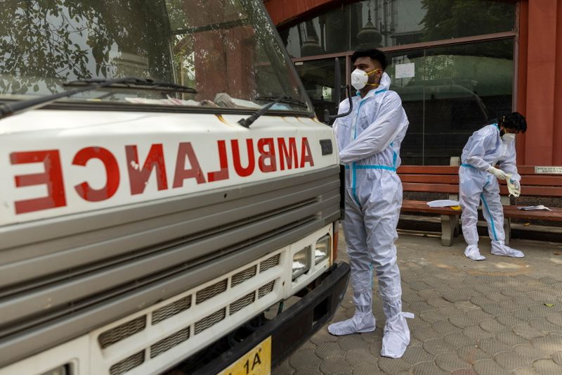 &copy; Reuters. Profissonais de saúde em trajes de proteção colocam corpo de pessoa que morreu de Covid-19 em ambulância em Nova Délhi
10/06/2021 REUTERS/Danish Siddiqui