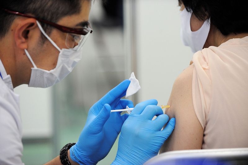&copy; Reuters. Profissional de saúde aplica dose de vacina contra Covid-19 em Tóquio
09/06/2021 David Mareuil/Pool via REUTERS
