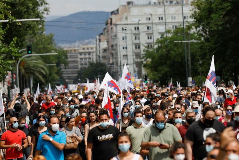 &copy; Reuters. يونانيون خلال مسيرة احتجاجا على اعتزام الحكومة إصلاح قوانين العمل في أثينا يوم الخميس. صورة لرويترز.