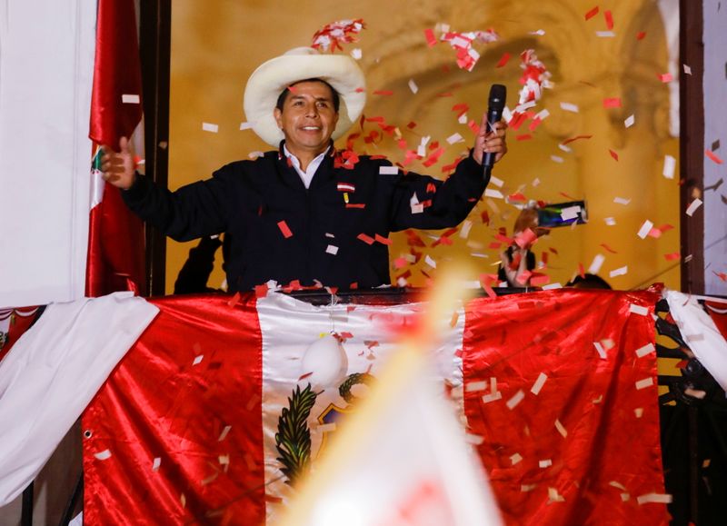 &copy; Reuters. FOTO DE ARCHIVO: El candidato a la presidencia de Perú Pedro Castillo se dirige a sus seguidores desde las centrales de su partido en Lima, 8 de junio del 2021. REUTERS/Sebastian Castaneda