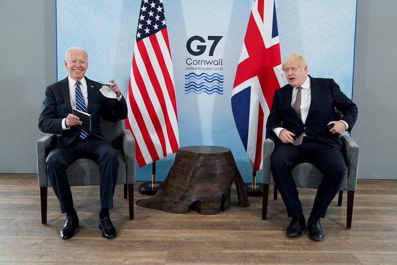 &copy; Reuters. بوريس جونسون رئيس وزراء بريطانيا (إلى اليمين) خلال اجتماع مع الرئيس الأمريكي جو بايدن في منتجع كاربس باي الإنجليزي يوم الخميس. تصوير: كيفن لا