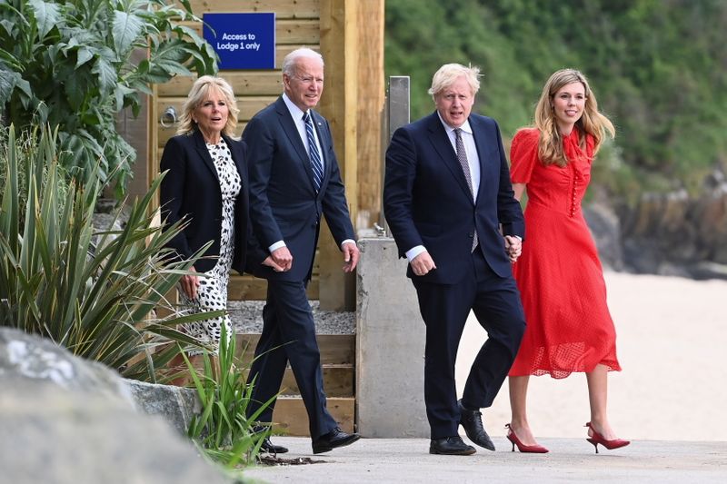 © Reuters. Britain's Prime Minister Boris Johnson, his wife Carrie Johnson and U.S. President Joe Biden with first lady Jill Biden walk outside Carbis Bay Hotel, Carbis Bay, Cornwall, Britain June 10, 2021. REUTERS/Toby Melville/Pool    