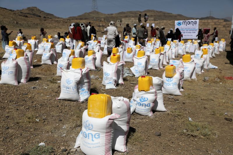 &copy; Reuters. مساعدات غذائية قبل توزيعها على نازحين خارج صنعاء في صورة بتاريخ أول مارس اذار 2021. تصوير: خالد عبد الله - رويترز. 