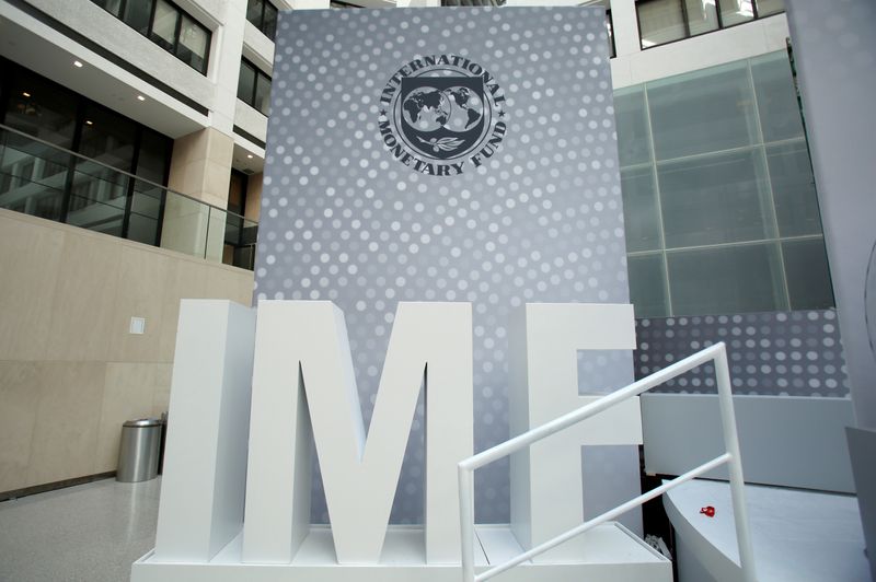 &copy; Reuters. صورة من أرشيف رويترز لشعار صندوق النقد الدولي في مقر الصندوق بالعاصمة الأمريكية واشنطن. 