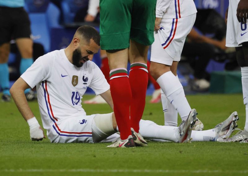 © Reuters. كريم بنزيمة عقب اصابته في لقاء بلغاريا الودي لكرة القدم على استاد فرنسا يوم الثلاثاء. تصوير:رويترز.