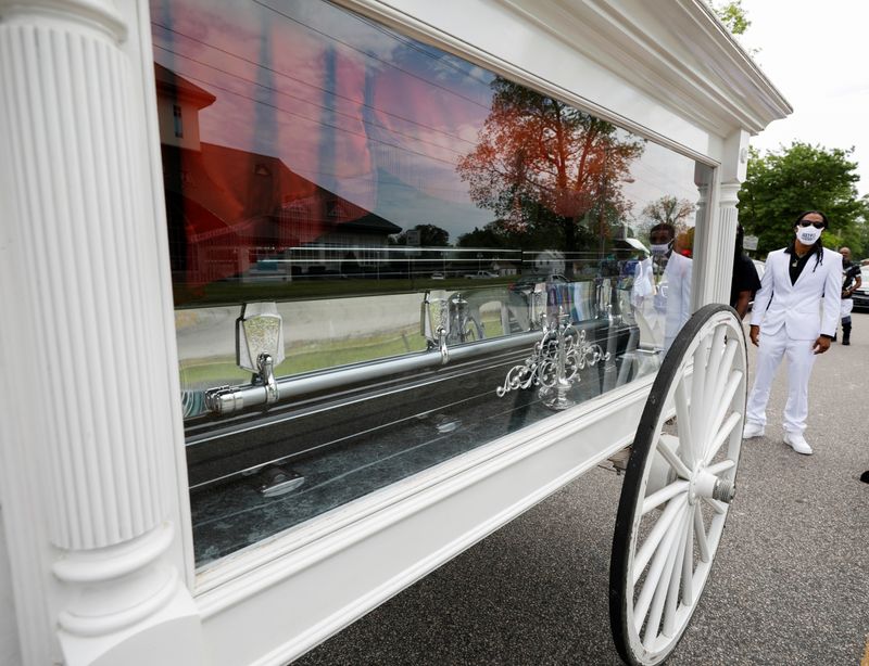 &copy; Reuters. FILE PHOTO: Khalil Ferebee, the son of Andrew Brown Jr., stands behind his father's casket after it was loaded into a horse-drawn cart bound for the funeral in Elizabeth City, North Carolina, U.S. May 3, 2021. REUTERS/Jonathan Drake