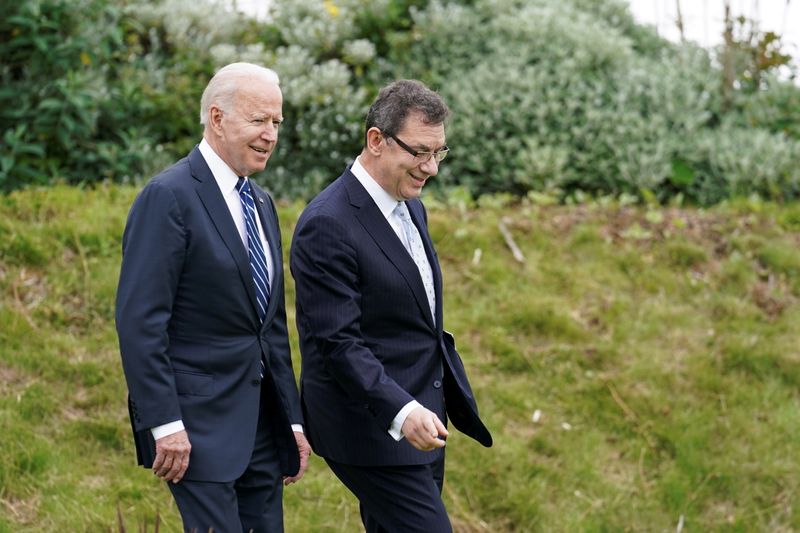 © Reuters. U.S. President Joe Biden arrives with Pfizer CEO, Albert Bourla, to make remarks about the coronavirus disease (COVID-19) vaccine during a visit to St. Ives in Cornwall, Britain, June 10, 2021. REUTERS/ Kevin Lamarque