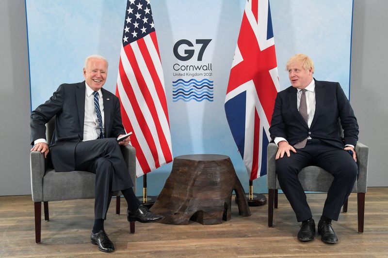 &copy; Reuters. Presidente dos EUA, Joe Biden, e primeiro-ministro britânico, Boris Johnson, durante reunião antes de encontro de cúpula do G7 na Cornuálhia, Reino Unido
10/06/2021 REUTERS/Toby Melville/Pool