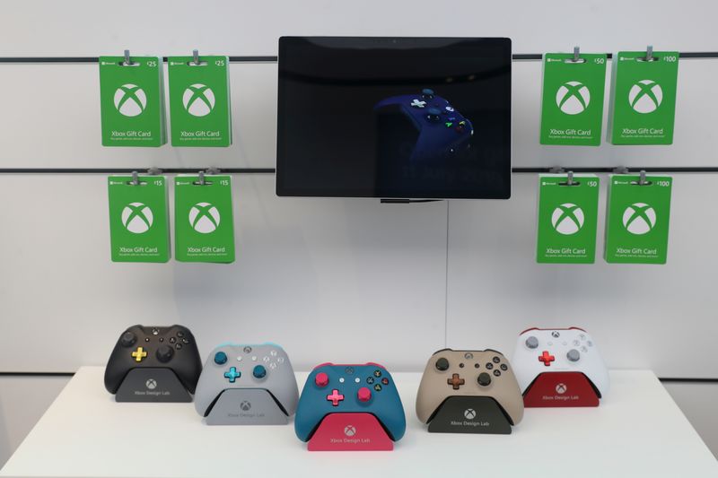 © Reuters. Controles do console Xbox em loja da Microsoft em Londres, Inglaterra 
09/07/2019
REUTERS/Simon Dawson