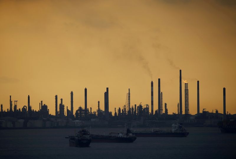 &copy; Reuters. Refinaria de petróleo Shell's Pulau Bukom, na Cingapura.
30/01/2016
REUTERS/Edgar Su