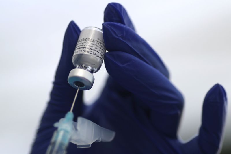&copy; Reuters. FILE PHOTO: A healthcare worker prepares a Pfizer coronavirus disease (COVID-19) vaccination in Los Angeles, California, U.S., January 7, 2021. REUTERS/Lucy Nicholson