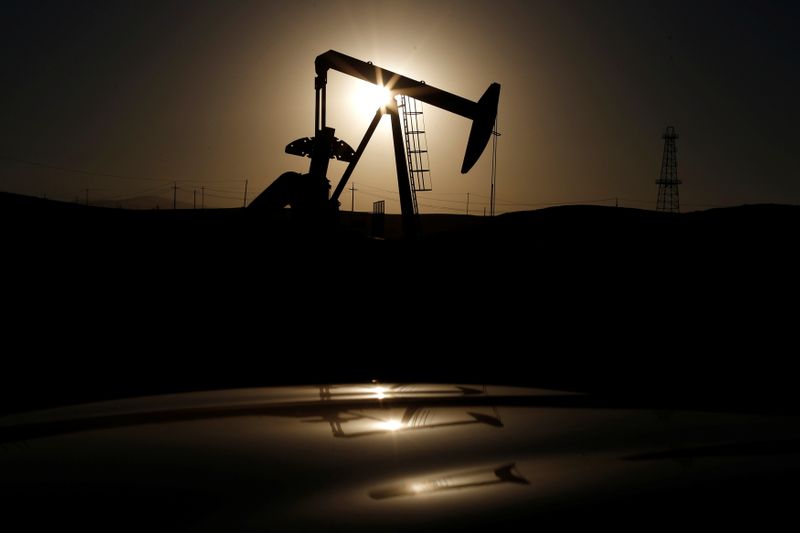 &copy; Reuters. 米国時間の原油先物は上昇。２年超ぶりの高値を付けた。写真は２０１４年１０月撮影（２０２１年　ロイター/Lucy Nicholson）