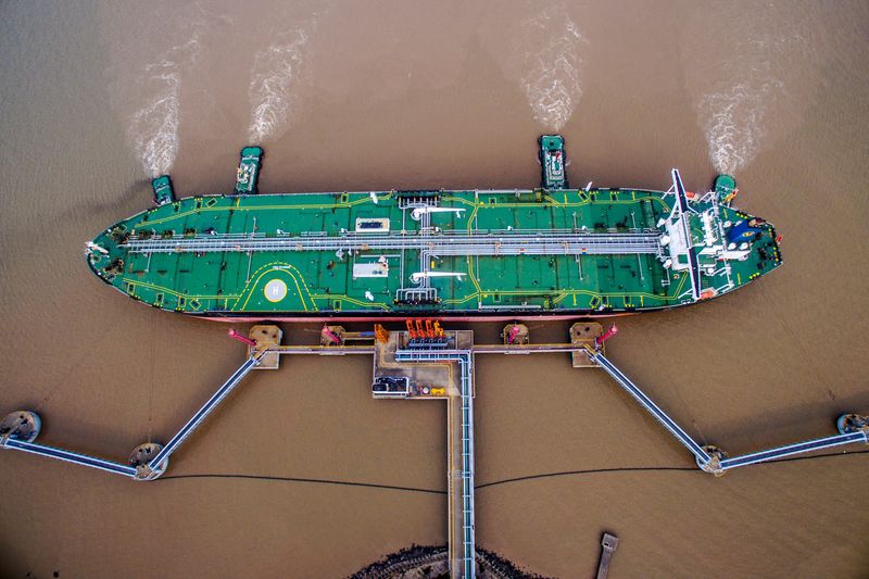 &copy; Reuters. FILE PHOTO:  An oil tanker unloads crude oil at a crude oil terminal in Zhoushan, Zhejiang province, China July 4, 2018.   REUTERS/Stringer/File photo