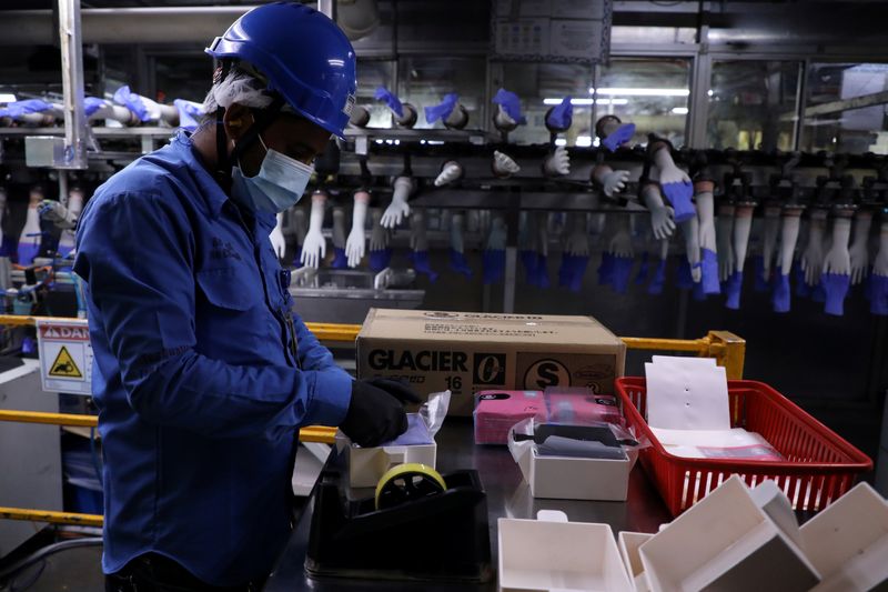 &copy; Reuters. FILE PHOTO: A worker works at a production line in Top Glove factory in Shah Alam, Malaysia August 26, 2020. REUTERS/Lim Huey Teng