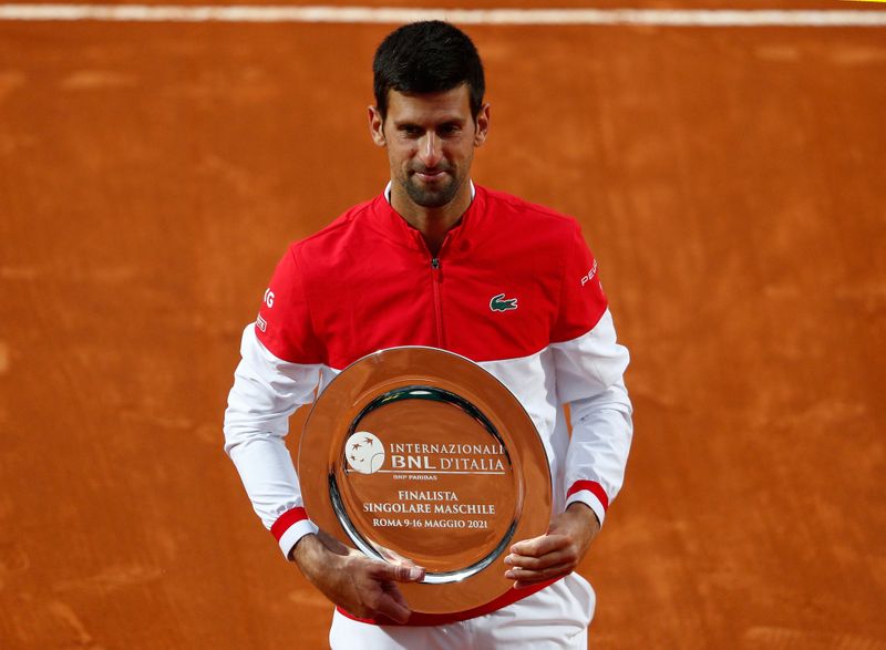 &copy; Reuters. Imagen de archivo del tenista serbio Novak Djokovic posando con el trofeo al subcampeón después de perder la final del Abierto de Italia ATP Masters 1000 contra el español Rafael Nadal en el Foro Itálico de Roma, Italia. 16 de mayo, 2021. REUTERS/Gugl