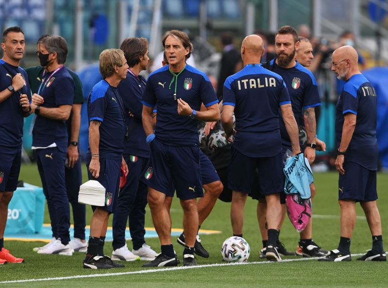 &copy; Reuters. El técnico de Italia, Roberto Mancini, durante el entrenamiento de su selección de cara a la Eurocopa 2020 en el Stadio Olímpico de Roma, Italia. 10 de junio, 2021. Pool via REUTERS/Mike Hewitt