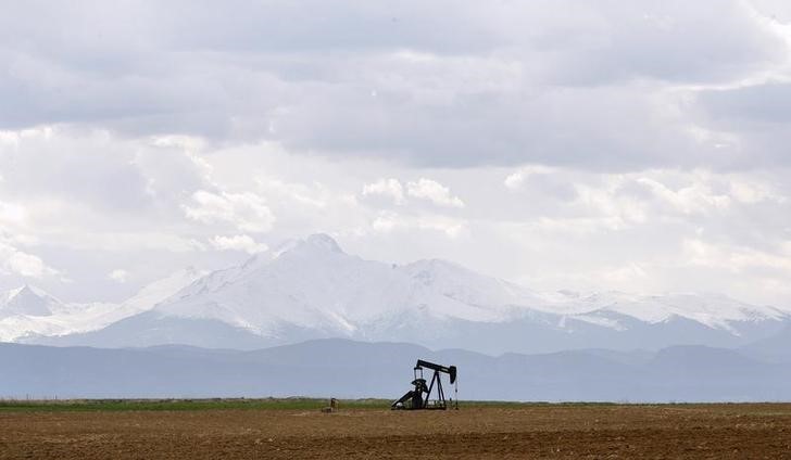 &copy; Reuters. n oil derrick can be seen in a field near Denver, Colorado May 16, 2008. REUTERS/Lucas Jackson (UNITED STATES)
