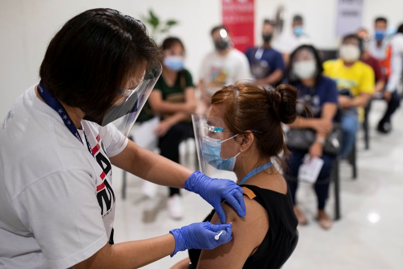 &copy; Reuters. امرأة تتلقى جرعة من اللقاح المضاد لفيروس كورونا في مانيلا بصورة من أرشيف رويترز.