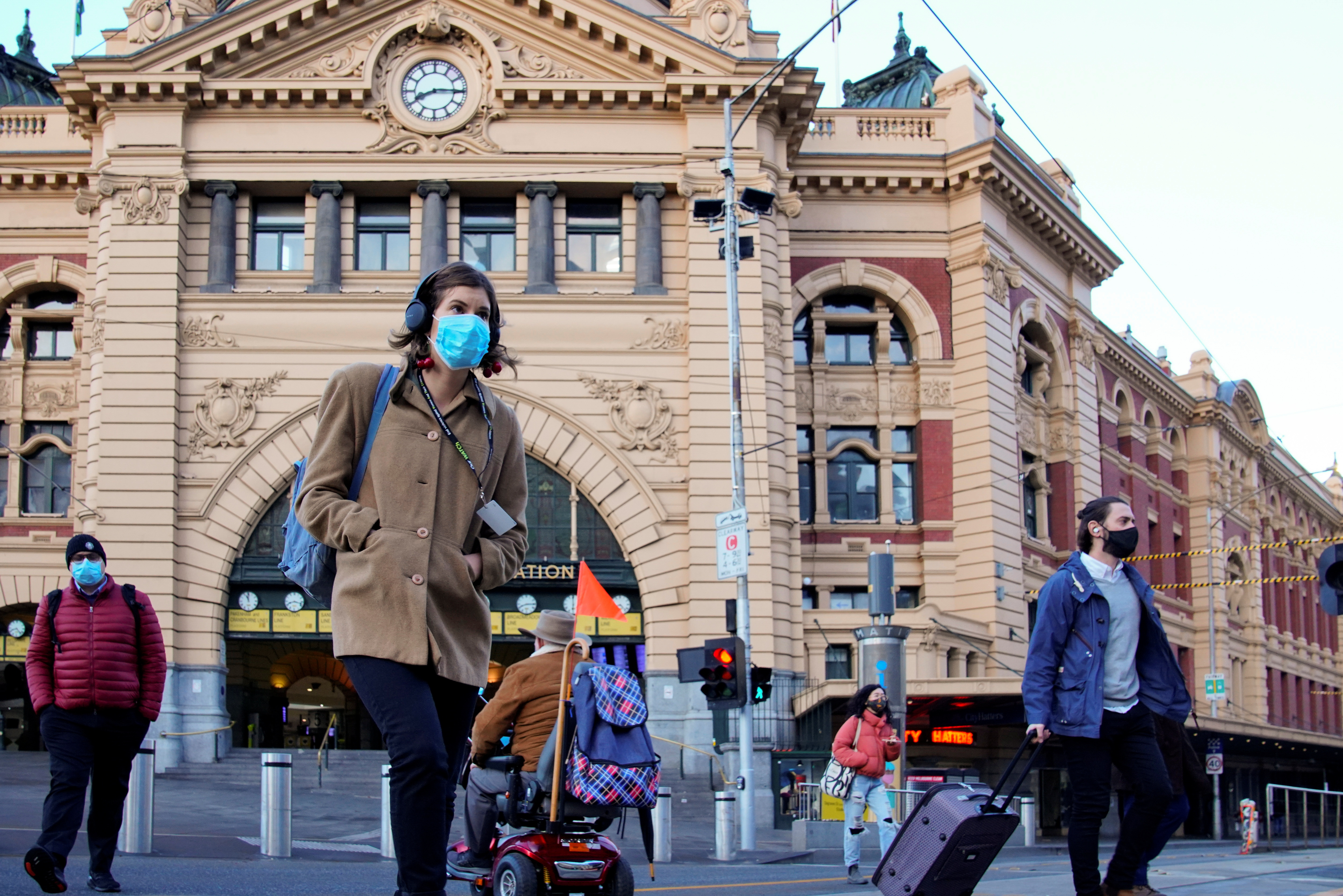 &copy; Reuters. Peatones cruzan la carretera en la estación de Flinders Street en Melbourne, Australia, 11 de junio de 2021.  REUTERS/Sandra Sanders