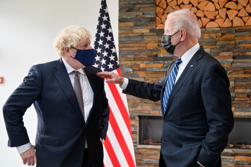 &copy; Reuters. FOTO DE ARCHIVO:  El presidente de Estados Unidos, Joe Biden, habla con el primer ministro de Reino Unido, Boris Johnson, en el Hotel Carbis Bay, Carbis Bay, Cornualles, Reino Unido 10 de junio de 2021. REUTERS/Toby Melville