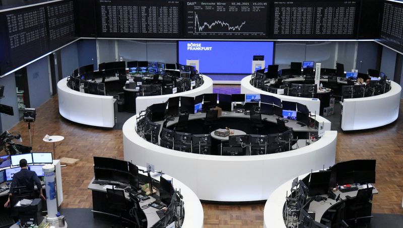 &copy; Reuters. FOTO DE ARCHIVO: El gráfico del índice alemán DAX en el interior de la Bolsa de Fráncfort, Alemania, el 2 de junio de 2021. REUTERS/Personal