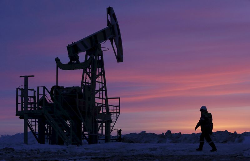 &copy; Reuters. FOTO DE ARCHIVO: Un trabajador en un campo petrolífero propiedad de Bashneft, Bashkortostán, Rusia, 28 de enero de 2015. REUTERS/Sergei Karpukhin