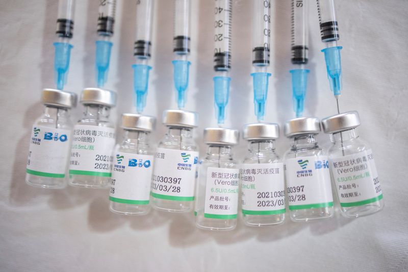 &copy; Reuters. 中国国家衛生健康委員会（ＮＨＣ）は１１日、これまでに６億人超が１回以上新型コロナウイルスワクチンの接種を受けたと発表した。シノファームのワクチン、セルビアで５月撮影。（２