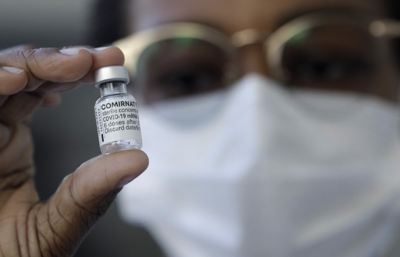 &copy; Reuters. Profissional de saúde segura frasco da vacina Pfizer/BioNTech contra Covid-19 no Rio de Janeiro
04/05/2021 REUTERS/Ricardo Moraes