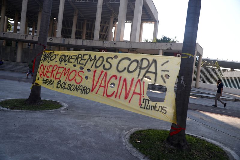 &copy; Reuters. Foto de archivo ilustrativa de un cartel de protesta fuera del estadio Maracaná de Río de Janeiro contra la realización de la Copa América en Brasil. 
Jun 2, 2021. REUTERS/Pilar Olivares