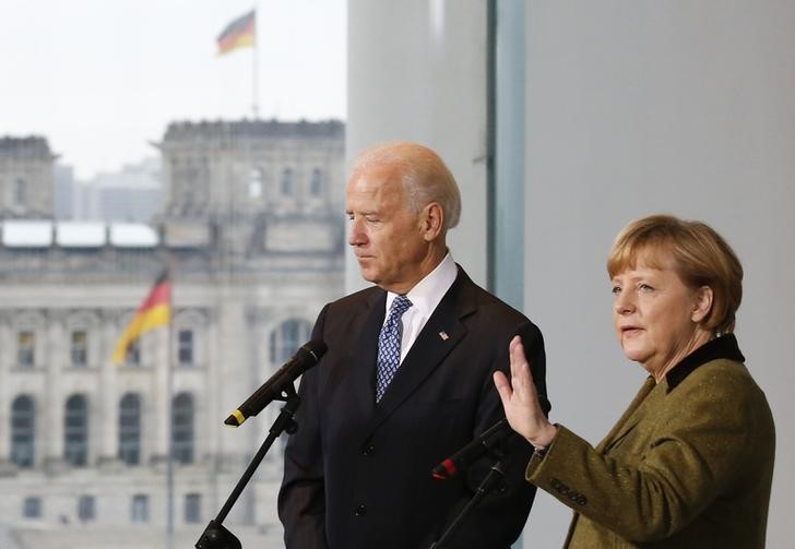 &copy; Reuters. المستشارة الألمانية آنجيلا ميركل والرئيس الأمريكي جو بايدن في صورة من أرشيف رويترز.