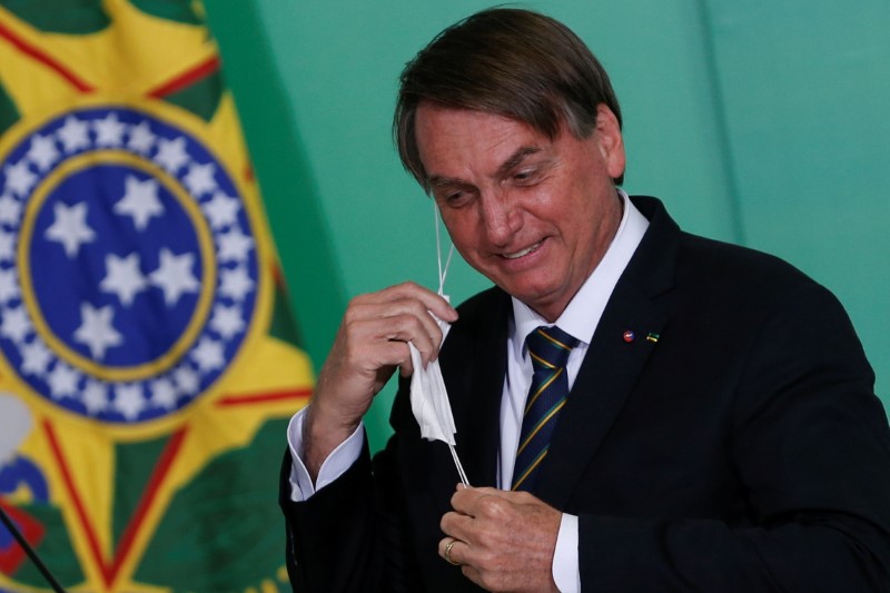 &copy; Reuters. Presidente Jair Bolsonaro mexe na máscara durante cerimônia no Palácio do Planalto
10/06/2021 REUTERS/Adriano Machado